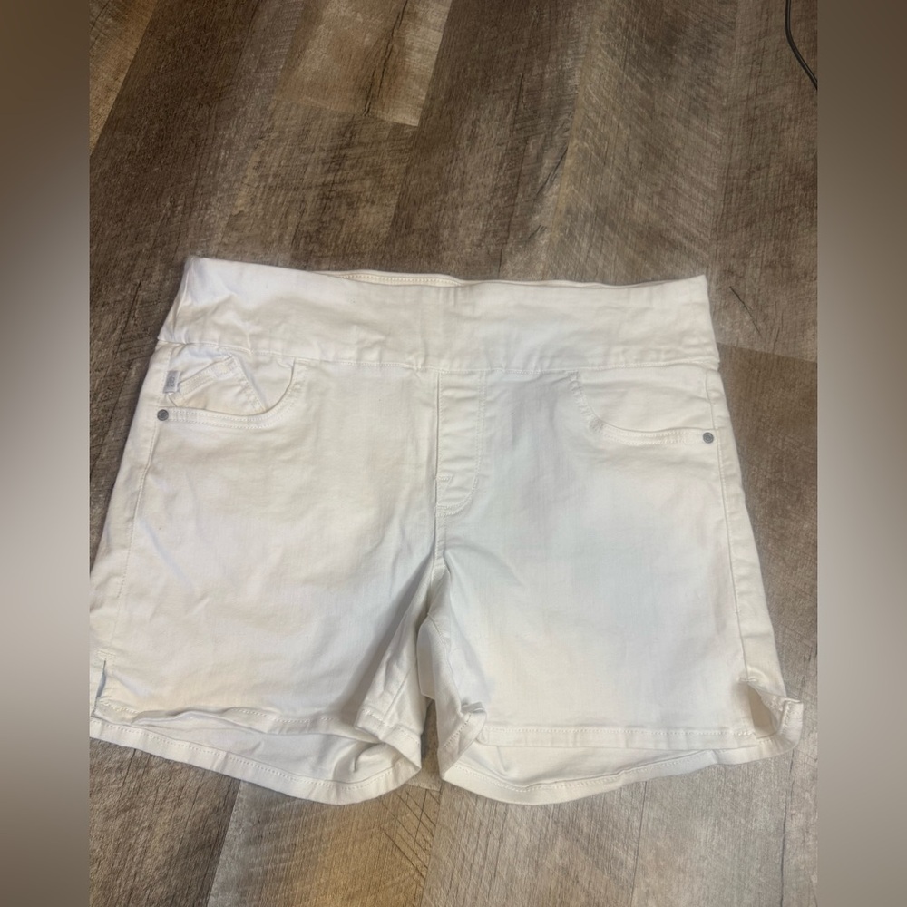 Rock & Republic white denim pull on elastic waist shorts, small slit detail